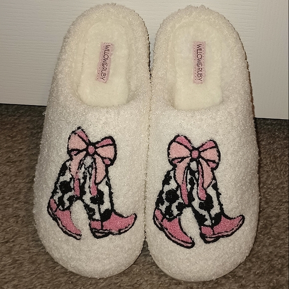 Ladies Size Large Indoor/Outdoor Ivory Slippers - Picture 1 of 4